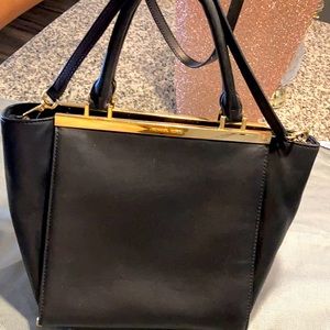 Gently used super cute MK bag.Attachable/detachable carrying strap. #MichaelKors